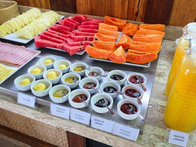Frutas, frios e geleias do café da manhã — Ecoprivillege Hotel